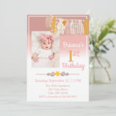 Boho Daisy Custom Foto Pink Erster Geburtstag Einladung (Stehend Vorderseite)