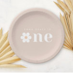Boho Daisy Erstgeburtstag Papierplatte Pappteller<br><div class="desc">Mit unseren Daisy First Birthday Paper Tellern fügen Sie Ihrer kleinen Geburtstagsdekoration eine persönliche Touch hinzu. Dieses schicke Design besticht durch eine moderne Typografie und einen charmanten Akzent. Passen Sie den Teller mit dem Namen Ihres Kindes für eine personalisierte Touch an. In drei neutralen Farbtönen - beige, staubige Rose und...</div>