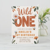 Boho Daisy Wild One Erster Geburtstag Foto Einladung (Stehend Vorderseite)