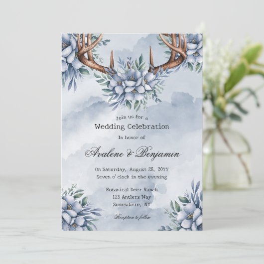 Boho Deer Antler Dusty Blue Floral Wedding Einladung (Stehend Vorderseite)