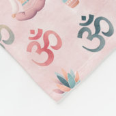 Boho Design- Frau mit Dreadlocks- Meditation- OM Fleecedecke (Ecke)