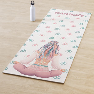 Boho Design- Frau mit Dreadlocks- Meditation- OM Yogamatte