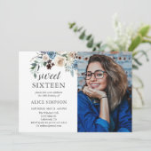 Boho Dusty Blue Beige Blume Foto Sweet 16 Einladung (Stehend Vorderseite)