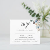 Boho Dusty Blue Beige Blume Script Wedding RSVP (Stehend Vorderseite)