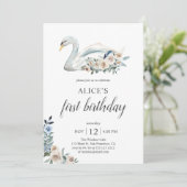 Boho Dusty Blue Blume Swan 1. Geburtstag Einladung (Stehend Vorderseite)