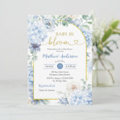 Boho Dusty Blue Floral Baby In Bloom Baby Shower Einladung (Stehend Vorderseite)