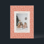Boho Earthy Botanical Border Custom Foto Feiertagskarte<br><div class="desc">Feiern Sie die Saison mit dieser charmanten rustikalen Urlaubsfotokarte mit einem zarten Blumenmuster und einem zeitlosen Rahmen für Ihr Familienbild. Diese personalisierte Karte eignet sich hervorragend,  um Liebsten herzliche Wünsche zu senden. Sie bringt eine gemütliche,  festliche Touch zu Ihren Feiertagsgruben.</div>