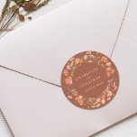 Boho Fall Rustikale Personalisierte Hochzeit Runder Aufkleber<br><div class="desc">Boho Fall Floral Gastgeschenk Hochzeit Sticker - Burnt Orange & Terracotta Custom Design Mit diesem eleganten Boho Floral Hochzeit im Herbst Sticker eine warme, persönliche Touch zu Ihrer Herbsthochzeit. Dieses Design besticht durch originelle handbemalte Wildblumen der Künstlerin Catherine Sweetman und spiegelt die gemütliche, rustikale Schönheit einer bohenhaften Gartenwiese in reichen...</div>