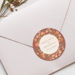 Boho Fall Rustikale Wildblume Blumenhochzeit Runder Aufkleber<br><div class="desc">Feiern Sie Ihren besonderen Tag mit diesem Boho Fall Wasserfarbe Floral elegante orange Terrakotta und beige Wedding personalisiert Sticker, um eine Touch von Wärme und Eleganz zu Ihrer Herbsthochzeit. Dieser Aufkleber mit einer wunderschönen Anordnung von handbemalten Wildblumen erfasst das Wesen einer bohenhaften Gartenwiese in reichen Herbsttönen wie Bronzeorange, Terrakotta, Braun,...</div>