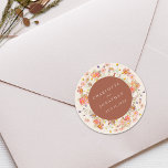 Boho Fall Rustische Wildblume Personalisierte Hoch Runder Aufkleber<br><div class="desc">Mit diesem Boho Floral eleganten, orangefarbenen Terrakotta- und Beige Background-Aufkleber für Hochzeitsfeiern, der Ihre Herbstfeier mit einer herzlichen und persönlichen Touch bereichern soll, möchten wir Sie stilvoll und stilvoll bedanken. Dieser Aufkleber mit einer wunderschönen Anordnung von handbemalten Wildblumen erweckt den gemütlichen Charme einer bohenhaften Gartenwiese in warmen Herbsttönen wie Bronzeorange,...</div>
