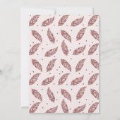 Boho Feather Burgundy Blush Baby Shower Einladung (Rückseite)