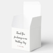 Boho Feather Burgundy Rose Wreath Monogram Geschenkschachtel (Geöffnet)