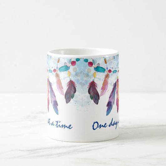 Boho Feather Native Tribal "One day at a Time" Kaffeetasse (Mittel)