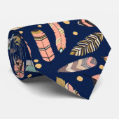 Boho Feather Pattern auf Navy Blue Krawatte (Gerollt)