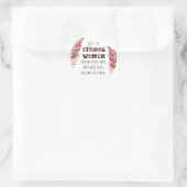 Boho Feather Strong Women Zitat Schriftart Runder Aufkleber (Tasche)
