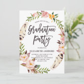 Boho Feathers & Floral Wreath Graduation Party Einladung (Stehend Vorderseite)