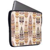 Boho Feathers: Stamm-nahtloses Muster Laptopschutzhülle (Vorne Rechts)