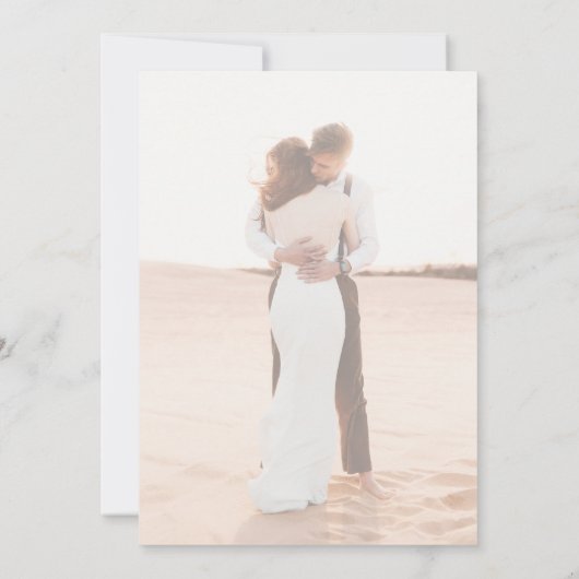 Boho Feathers und elegante Drehbuch-Foto Hochzeit Einladung (Rückseite)