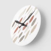 Boho-Federn Rost-Taupe-Diagonalmuster Runde Wanduhr (Winkel)