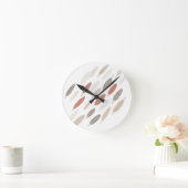 Boho-Federn Rost-Taupe-Diagonalmuster Runde Wanduhr (Zuhause)