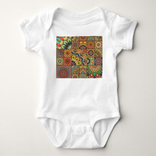Boho-Fliesen: farbenfrohes Patchwork-Nahtlosmuster Baby Strampler (Vorderseite)