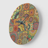 Boho-Fliesen: farbenfrohes Patchwork-Nahtlosmuster Große Wanduhr (Winkel)