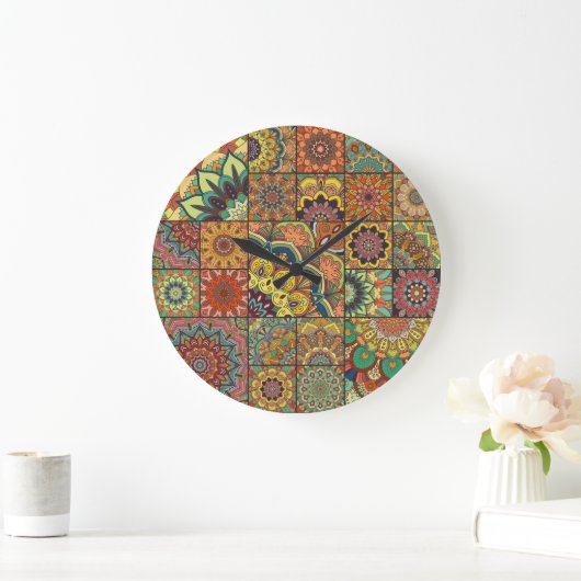 Boho Fliesen: farbiges Patchwork nahtlos Muster Große Wanduhr (Zuhause)