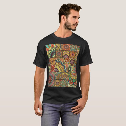 Boho Fliesen: farbiges Patchwork nahtlos Muster T-Shirt (Vorne ganz)