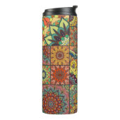 Boho Fliesen: farbiges Patchwork nahtlos Muster Thermosbecher (Nach links gedreht)