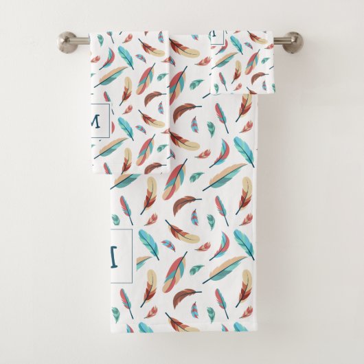 Boho Floating Feathers Pattern Mit Monogramm Badhandtuch Set (Insitu)