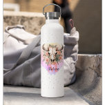 Boho Floral Bull Kuh Skull Monogramm Hübscher West Trinkflasche<br><div class="desc">Eine hübsche,  aber funktionelle Wasserflasche für Arbeit,  Fitnessraum oder Zuhause. Dieses einzigartige Design verbindet Western und Böhmen mit einem rustikalen Bullenschädel auf einem Strauß hübscher Blume mit sanften Tönen und staubiger Rose. Das Monogramm kann personalisiert sein.</div>