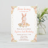 Boho Floral Bunny Birthday Einladung (Stehend Vorderseite)