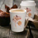 Boho Floral Coffee "Liebe is Brewing" Brautparty Pappbecher<br><div class="desc">In Liebe mit diesem romantischen Design für Herbstbrunches oder Kaffeemaschinen zum Brautparty. Elegantes Design mit einem weichen,  cremefarbenen Hintergrund und einem Strauß aus pastellfarbenem Erdton. Die Aquarell-Blume sind mit einer perfekt präparierten Kaffee-Latte versehen.</div>