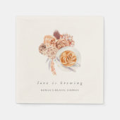 Boho Floral Coffee "Liebe is Brewing" Brautparty Serviette (Vorderseite)
