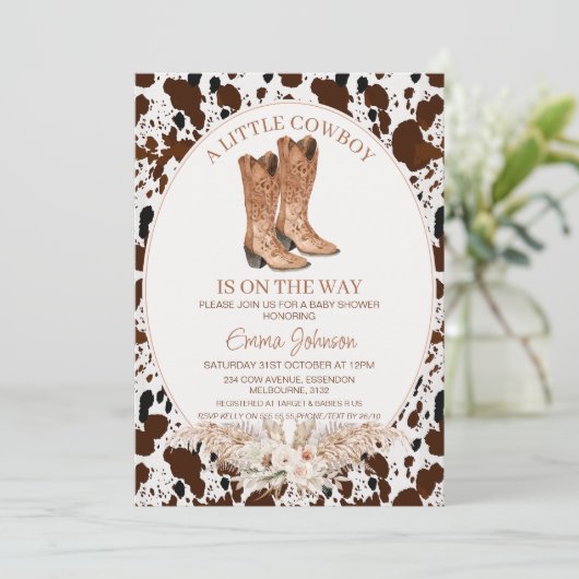 Boho Floral Cowhide Cowboy Boots Babydusche Einladung (Stehend Vorderseite)