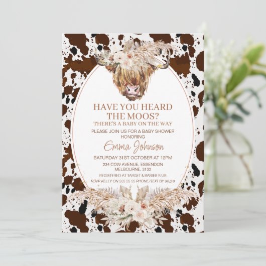 Boho Floral Highland Cow Cowhide Baby Shower Einladung (Stehend Vorderseite)
