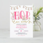 Boho Floral Hop on over Bunny Birthday Einladung (Stehend Vorderseite)
