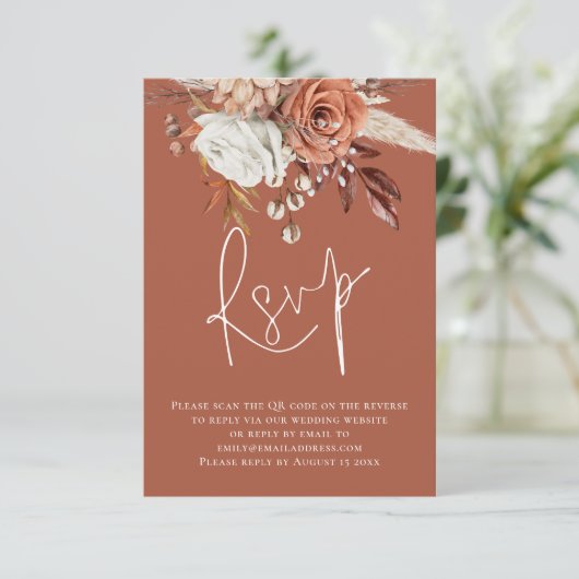 Boho Floral Script QR Code Terracotta Wedding RSVP Karte (Stehend Vorderseite)