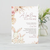 Boho Floral White Bunny Baby Dusche Einladung (Stehend Vorderseite)