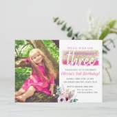 Boho Floral Young Wild und Three Birthday Foto Einladung (Stehend Vorderseite)