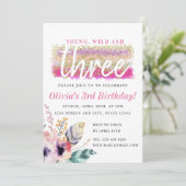 Boho Floral Young Wild und Three Girl's Birthday Einladung (Stehend Vorderseite)