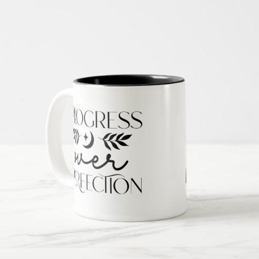 Boho Fortschritt über Perfektion Inspiration Zweifarbige Tasse (Vorderseite Links)