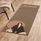 Boho Frauen üben Bewegungen Namaste Yogi Brown Yogamatte