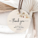 Boho Gastgeschenk Hochzeit Tags Geschenkanhänger<br><div class="desc">Dieses stilvolle und elegante Brautparty-Fvor-Tag-Tag verfügt über wunderschöne handbemalte Aquarellfarben-Wildblumen,  die als hübsches Bouquet und elegantes Kalligrafiebeschreiben angeordnet sind. Auf der Rückseite befindet sich ein Koordinationsmuster. Suchen Sie passende Elemente in der Boho Wildblume Brautparty Collection.</div>