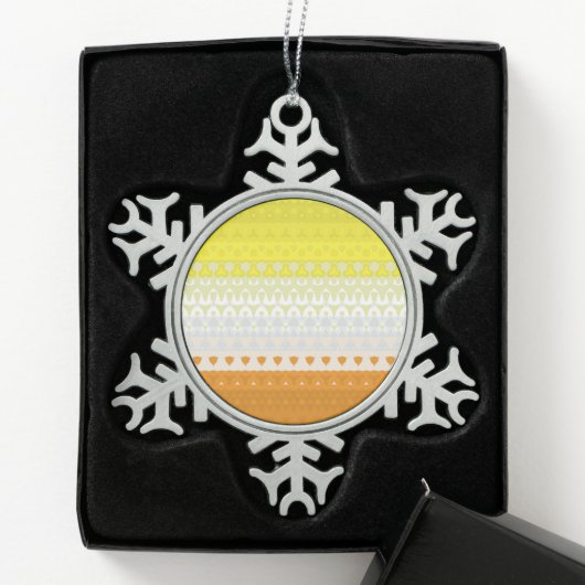 Boho Geometric Abstrakt Maverique Pride Flag Schneeflocken Zinn-Ornament (Box)