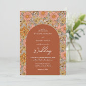 Boho Groovy Terracotta und rosa Blume Hochzeit Einladung (Stehend Vorderseite)