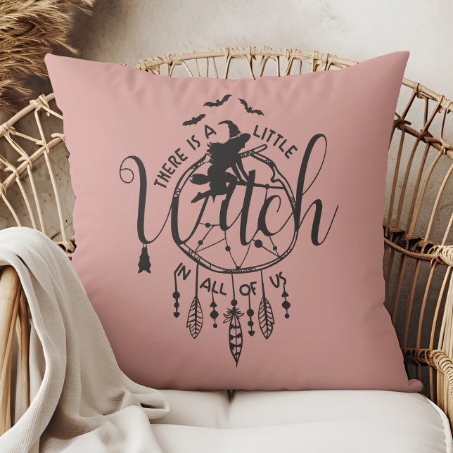 Boho Hexe Vibes Tasche - Kleine Hexe in uns allen Kissen (Boho Witch Vibes – Little Witch in All of Us Throw Pillow in a boho rattan armchair.)