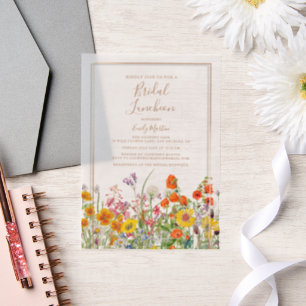 Boho-Hochzeitslunch mit farbenfrohen Wildblumen Pergament Einladungen