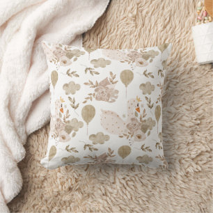 Boho in Neutrals: Elegantes Baby Swans Kinderzimme Kissen