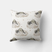 Boho in Neutrals: Schlafendes Baby-Raccoon-Kinderz Kissen (Rückseite)